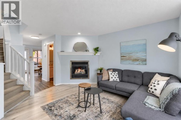 Living room - 15 Eversyde Heath Sw, Calgary, AB T2Y4P8 Photo 4