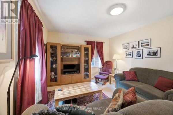 Primary Bedroom - 15 Kemp Square, Toronto, ON M6M2V5 Photo 5