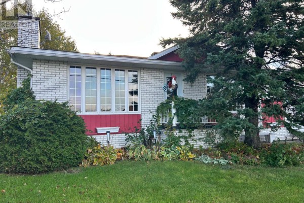 Living room - 15 Lasalle Avenue, Kapuskasing, ON P5N2R8 Photo 3
