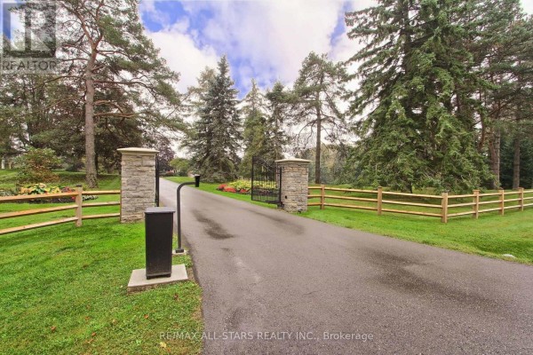 Stone pillars and an ornate gate mark the entrance to the property. - 15 Lobraico Lane, Whitchurch Stouffville