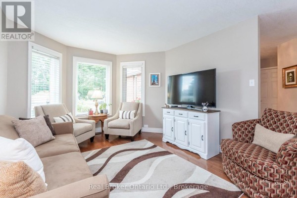 Living room - 15 Neelands Street, Barrie, ON L4N7A1 Photo 3