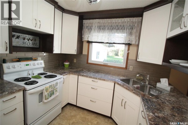Kitchen - 15 Schwager Crescent, Saskatoon, SK S7H5C1 Photo 2