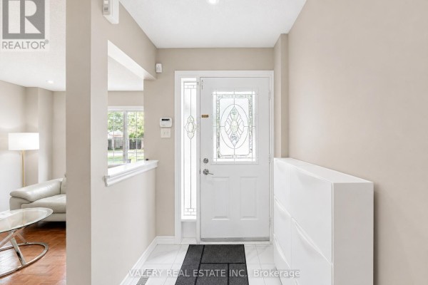 Kitchen - 15 Silktop Trail, Brampton, ON L6R2K4 Photo 3