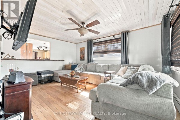 15 Troyes Street, Deep River, ON K0J1P0 Photo 4