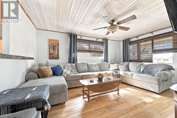 15 Troyes Street, Deep River, ON K0J1P0 Photo 5