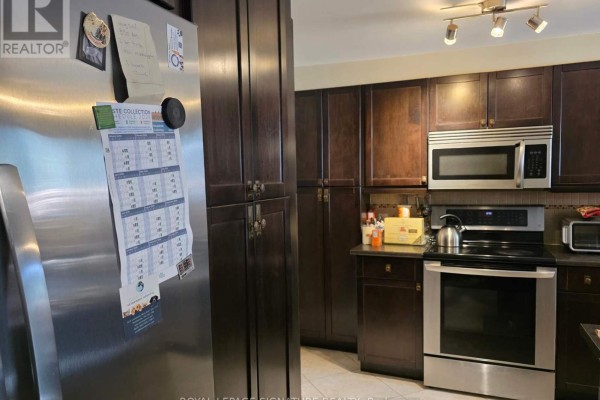 15 Twenty-ninth Street, Toronto, ON M8W3A9 Photo 2