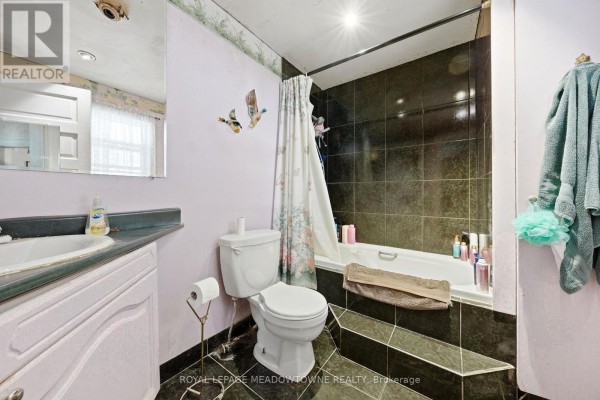 Laundry room - 15 West Street, Brampton, ON L6X1V6 Photo 5