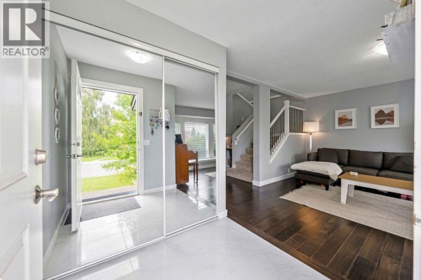 Living room - 15 Woodmont Green Sw, Calgary, AB T2W4Z3 Photo 2