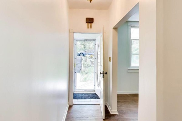 Foyer - 150 Beech Avenue, Toronto, ON M4E3H6 Photo 5