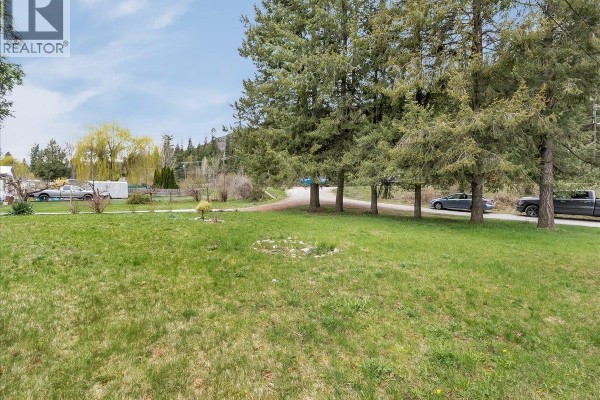 Den - 1500 3b Hwy, Fruitvale, BC V0G1L1 Photo 5