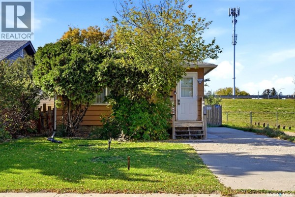 Family room - 1502 Grosvenor Street, Regina, SK S4N4C6 Photo 3