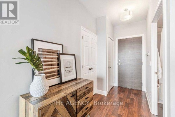 Kitchen - 1504 - 35 Brian Peck Crescent, Toronto, ON M4G0A5 Photo 3