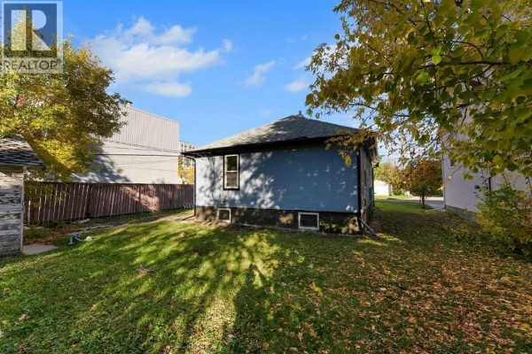 Living room - 1507 1 Street Ne, Calgary, AB T2E3B7 Photo 5