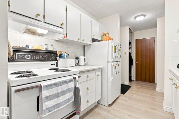 Kitchen - #1507 9835 113 St Nw, Edmonton, AB T5K1N4 Photo 3