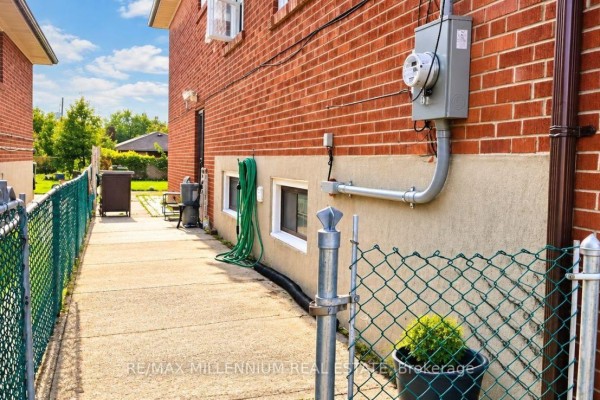 Kitchen - 151 Ardwick Boulevard, Toronto, ON M9M1W3 Photo 4