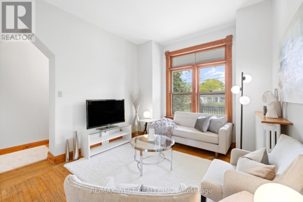 Kitchen - 151 Humberside Avenue, Toronto, ON M6P1K3 Photo 3