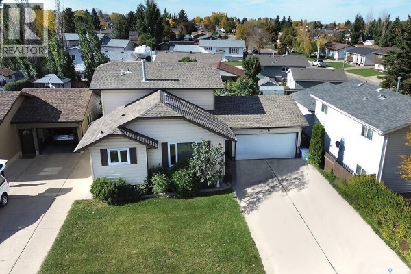 Living room - 151 Hunt Road, Saskatoon, SK S7L6E6 Photo 3