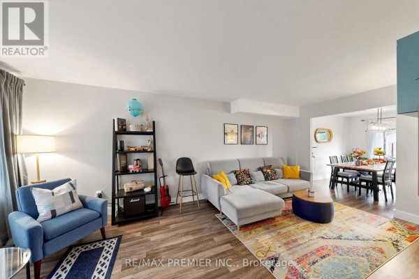 Living room - 151 Moxley Court, Hamilton, ON L8T4S2 Photo 2
