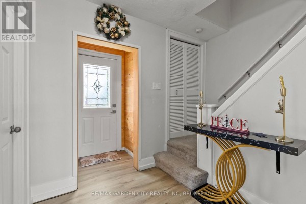 Mud room - 151 St George Street, Welland, ON L3C5N9 Photo 3