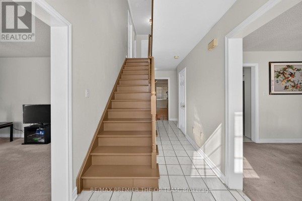 Family room - 151 Stellick Avenue, Newmarket, ON L3X1T4 Photo 5