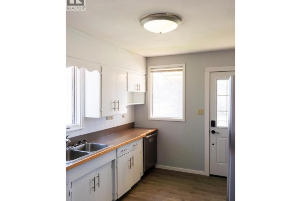Kitchen - 1510 4th Street N, Cranbrook, BC V1C3L5 Photo 5