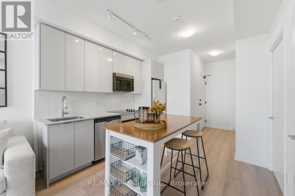 Living room - 1512 - 10 Abeja Street, Vaughan, ON L4K0R4 Photo 2