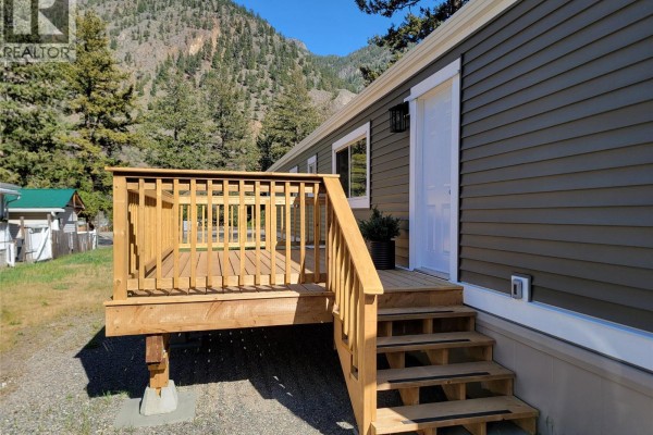 Floor plan of a 724 sq ft mobile home showing rooms including kitchen, living, bedroom, bathroom, laundry, and porch. - 1514 Highway 3a Unit# 3, Keremeos