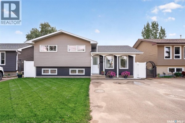 Living room - 1515 Caribou Street W, Moose Jaw, SK S6H7N5 Photo 2