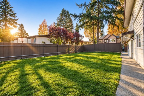 15159 93 Avenue, Surrey, BC V3R7A7 Photo 3