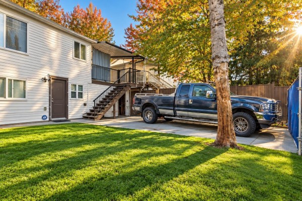 15159 93 Avenue, Surrey, BC V3R7A7 Photo 4
