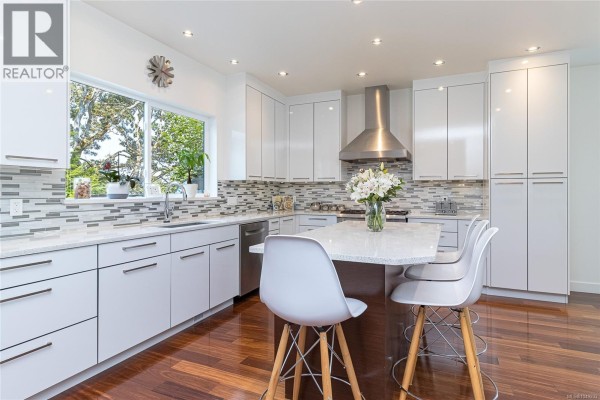 1518 Shorncliffe Rd, Saanich, BC, photo 2