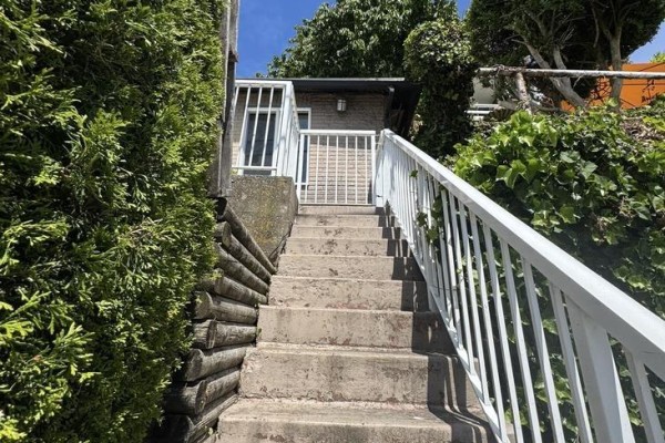 15181 Marine Drive, White Rock, BC V4B1C5 Photo 2
