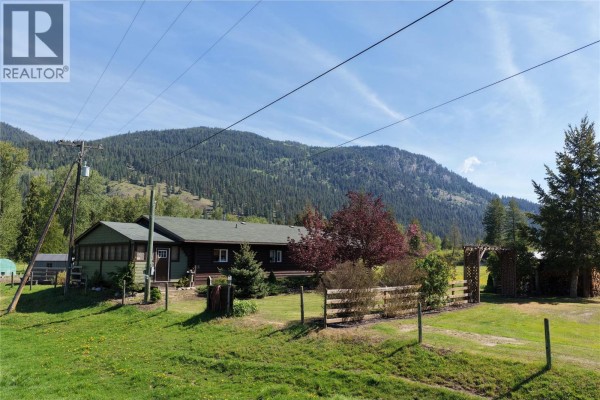 Foyer - 1519 Highway 6 Highway, Cherryville, BC V0E2G1 Photo 3