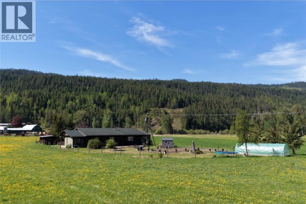 Living room - 1519 Highway 6 Highway, Cherryville, BC V0E2G1 Photo 5