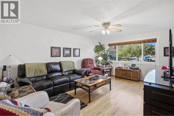 Living room - 152 Elm Avenue, Kamloops, BC V2B1L2 Photo 5