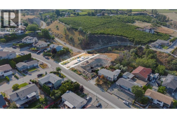 152 Greenwood Drive, Penticton, BC V2A8V7 Photo 2