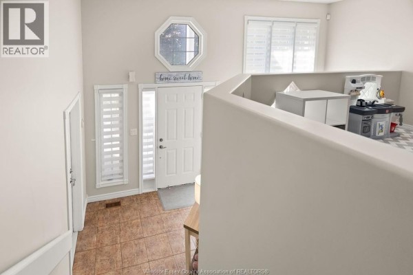 Family room/Fireplace - 1520 Maple, Lasalle, ON N9J3L3 Photo 5