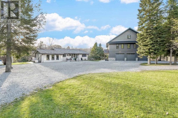 Modern homes with detached garage and gravel driveway - 1520 Rosemount Road Tay