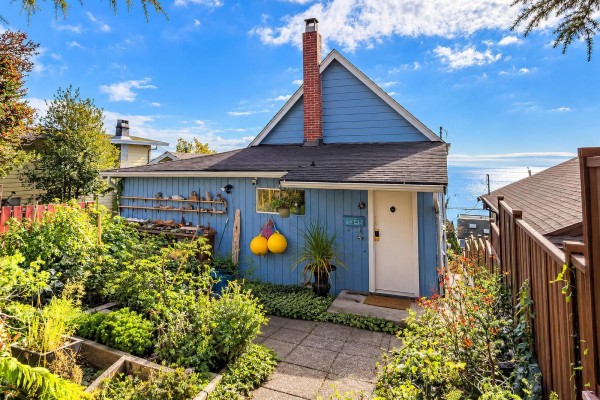 15249 Victoria Avenue, White Rock, BC V4B1G7 Photo 2