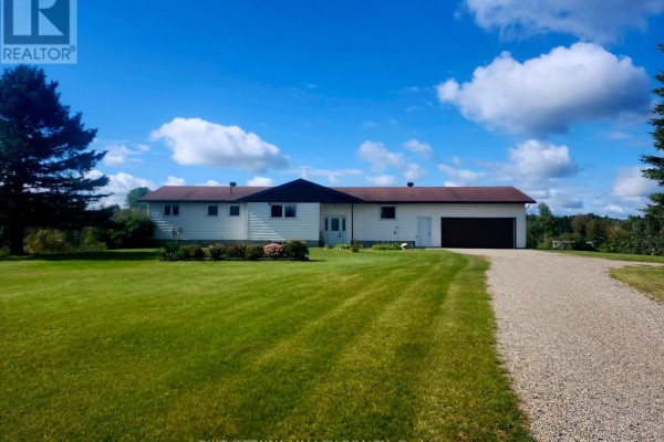 Family room - 15267 17 Highway, Whitewater Region, ON K0J0A9 Photo 2