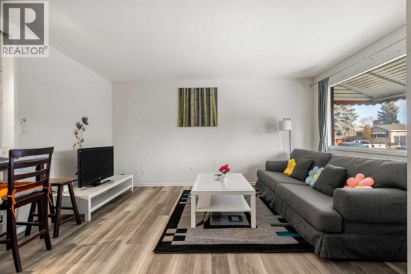 Foyer - 1527 46 Street Se, Calgary, AB T2A1N7 Photo 5