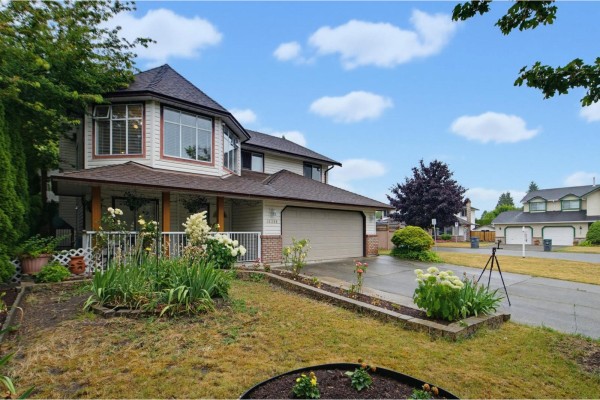 15299 93a Avenue, Surrey, BC V3R0E6 Photo 2