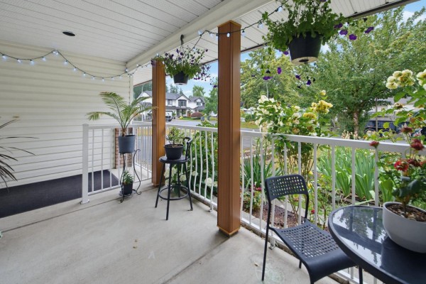 15299 93a Avenue, Surrey, BC V3R0E6 Photo 3