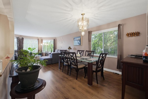 15299 93a Avenue, Surrey, BC V3R0E6 Photo 4