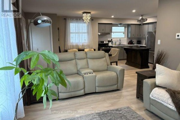 Living room - 153 Bayfield Road, Goderich), ON N7A3G2 Photo 4