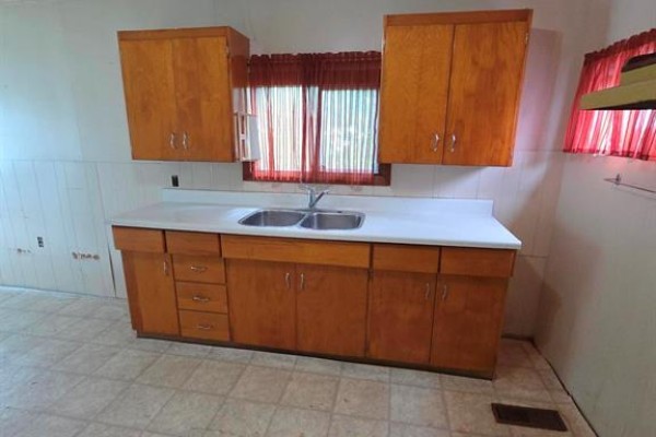 153 Beveridge Avenue, Pilot Mound, MB R0G1P0 Photo 4