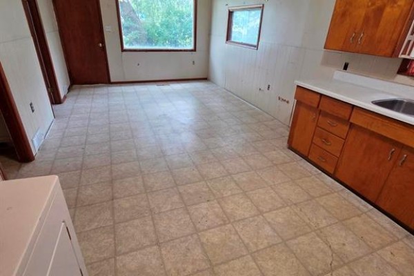 153 Beveridge Avenue, Pilot Mound, MB R0G1P0 Photo 5
