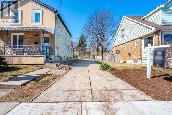 153 Strathcona Avenue N, Hamilton, ON, photo 2
