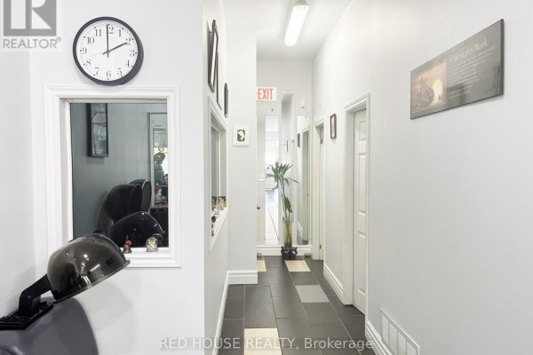 1533 O'connor Drive, Toronto, ON M4B2V7 Photo 4