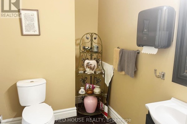1533 O'connor Drive, Toronto, ON M4B2V7 Photo 5